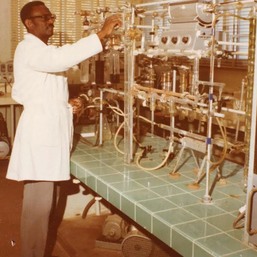 UCAD_Senegal's tweet photo. #EPHEMERIDE⏳
Votre minute d'histoire !
17 avril 1963
Le « Laboratoire de datation par radiocarbone » fut officiellement installé au sein du Département Archéologie-Préhistoire par le Professeur Cheikh Anta Diop
#ucad #kebetu #senegal #compublique #comdigitale #datation #anthropologie #histoire @ifan_cheikhanta