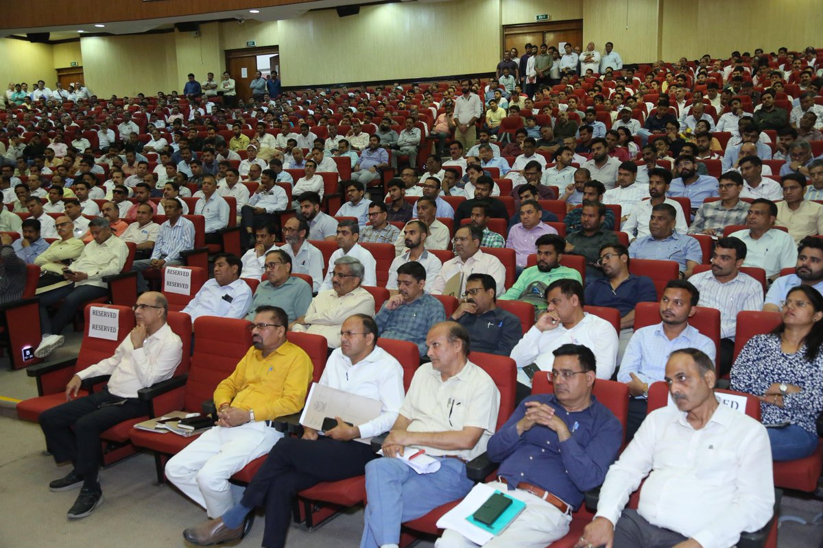 MCD_Delhi's tweet photo. MCD Commissioner Sh. @AshwaniKumar_92 chaired a key meeting on monsoon preparedness at Civic Centre today. Focus areas included waterlogging, sanitation, and public safety. Ground-level feedback was taken to ensure timely action and better on-ground response.

#mcd #mcdcares https://t.co/5VmQMqiHrL