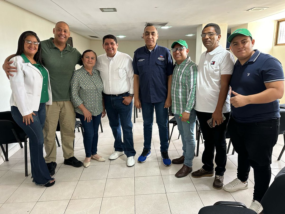 Zulia_Copei's tweet photo. #copei #zulia Reunión de trabajo @Copei_Partido  junto a nuestro candidato @ElyRamonAtencio ☀️ 

#EnDefensaDelZulia
#FirmesEnLaEsperanza 🟢💯 https://t.co/q8iJdw04vy