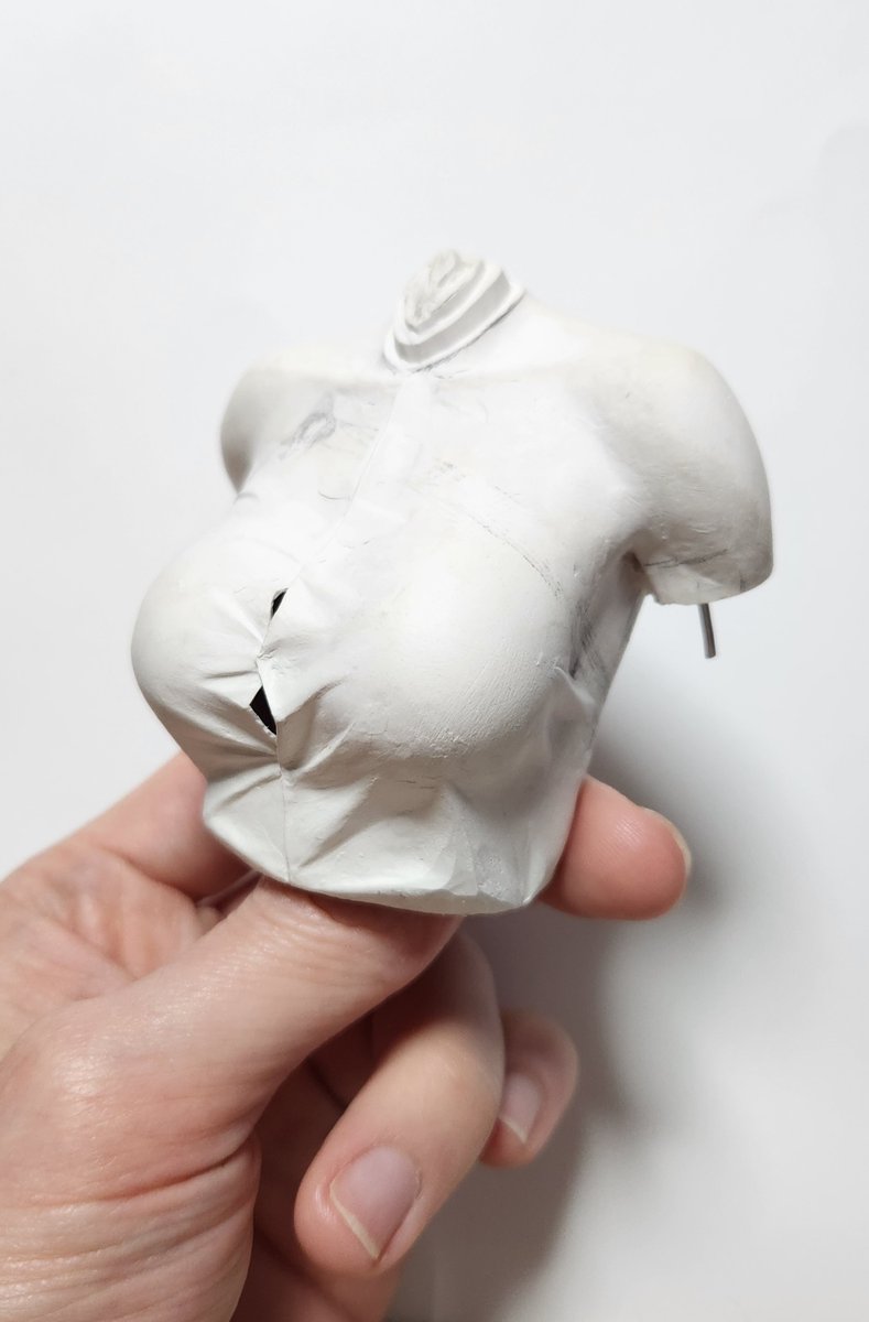 皺を作ってく。盛りすぎてシルエットを崩さないように注意しつつ。