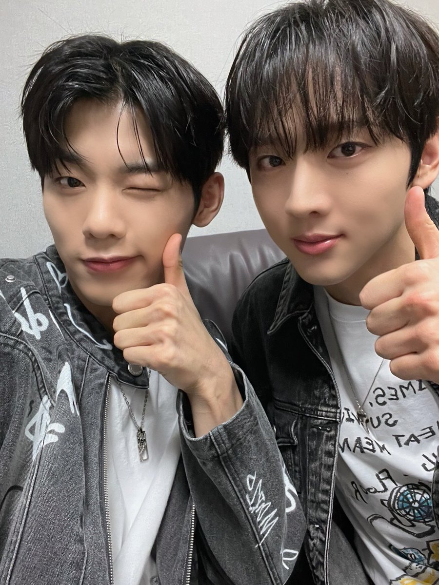 EVNNE_official's tweet photo. [📡] 잠시 후 밤 12시 MBC FM4U #친한친구이현입니다 에 #이정현 #유승언 이 출연합니다! @mbcbf_bf 
 잠들기 아쉬운 밤 🌙 MBC mini APP과 유튜브에서 만나요 💚🩷  24:00PM 🔗 MBC mini APP 24:30PM 🔗 https://t.co/fLQxmywynI   #EVNNE #이븐 #LEEJEONGHYEON #YOOSEUNGEON https://t.co/Qw5YE9YF7K
