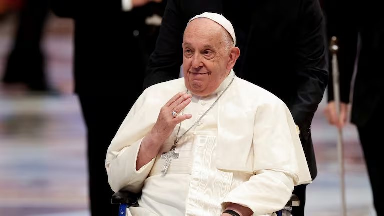 El papa Francisco celebra Jueves Santo en una cárcel romana

El pontífice visitó a los presos de una cárcel de Roma para conmemorar el Jueves Santo, a pesar de estar en proceso de recuperación. 

Un gesto simbólico de cercanía y esperanza.