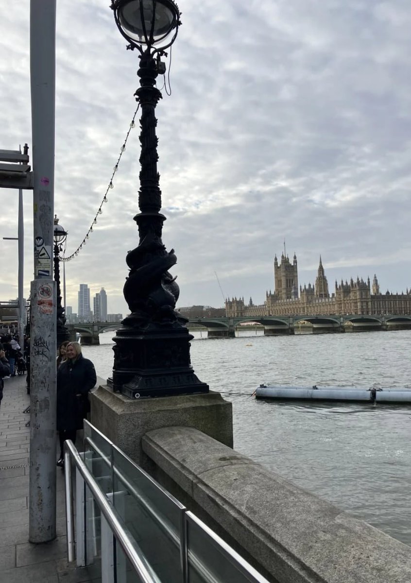 The Thames flows calmly, reflecting the grandeur of the buildings.❤️
