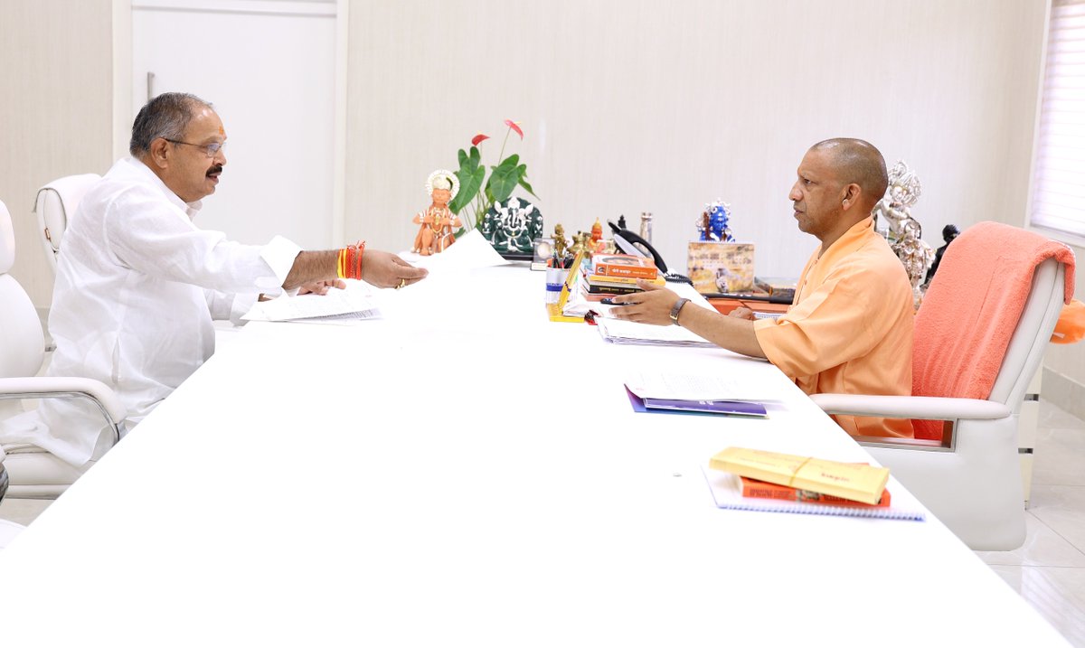 myogioffice's tweet photo. मुख्यमंत्री श्री @myogiadityanath जी महाराज से आज लखनऊ में जनपद गोण्डा के तरबगंज विधान सभा क्षेत्र के माननीय विधायक श्री प्रेम नरायन पाण्डेय जी ने शिष्टाचार भेंट की।

@premnarayanmla https://t.co/kzMKO5X4MF