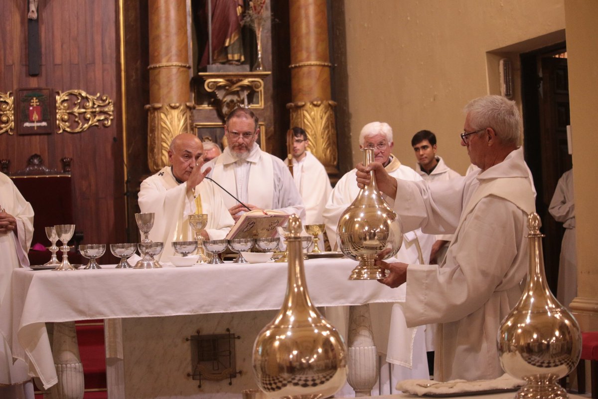 oagauna's tweet photo. Misa Crismal en la Catedral Metropolitana de Santa Fe de la Vera Cruz https://t.co/5qn2Vxaj3K