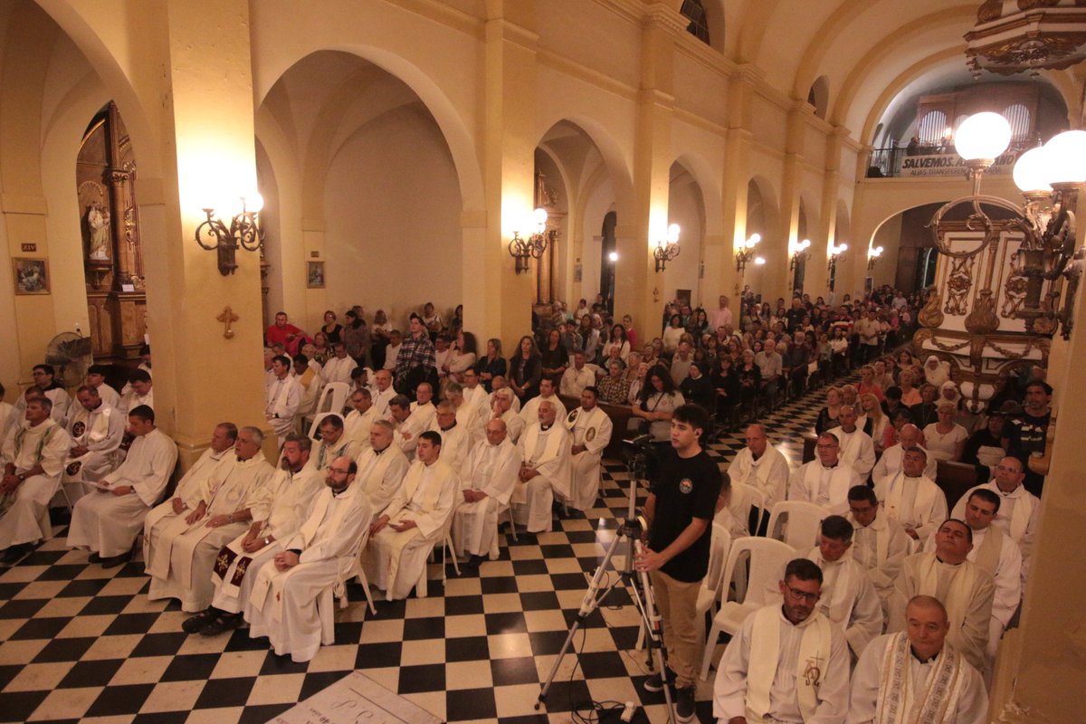 oagauna's tweet photo. Misa Crismal en la Catedral Metropolitana de Santa Fe de la Vera Cruz https://t.co/5qn2Vxaj3K