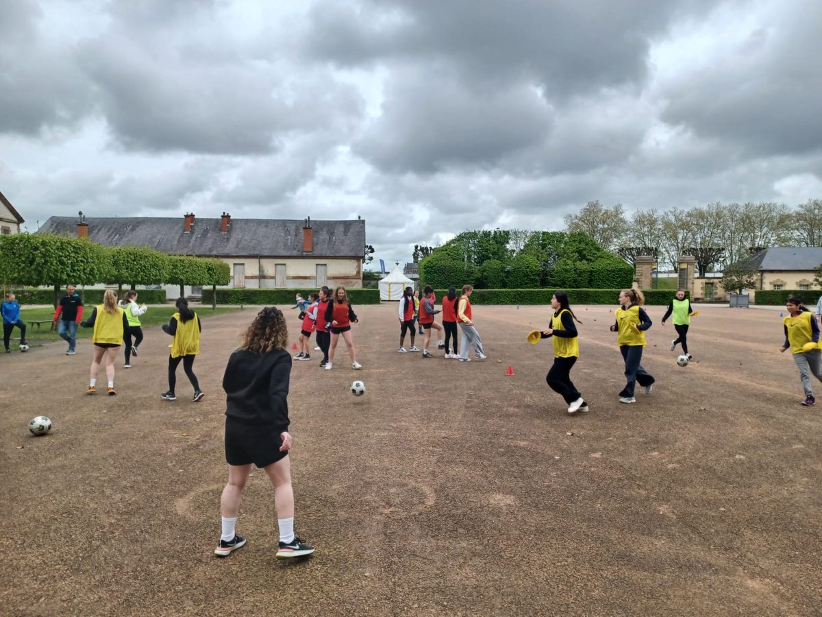 Journée lycéennes organisée hier par l' <a href="/unss/">UNSS_National</a> de l'Allier.
Parmi les ateliers sportifs et culturels proposés, les jeunes filles ont participé à des #AteliersNumériquesOrange 
⚽ Atelier foot pour se sensibiliser aux violences numériques.