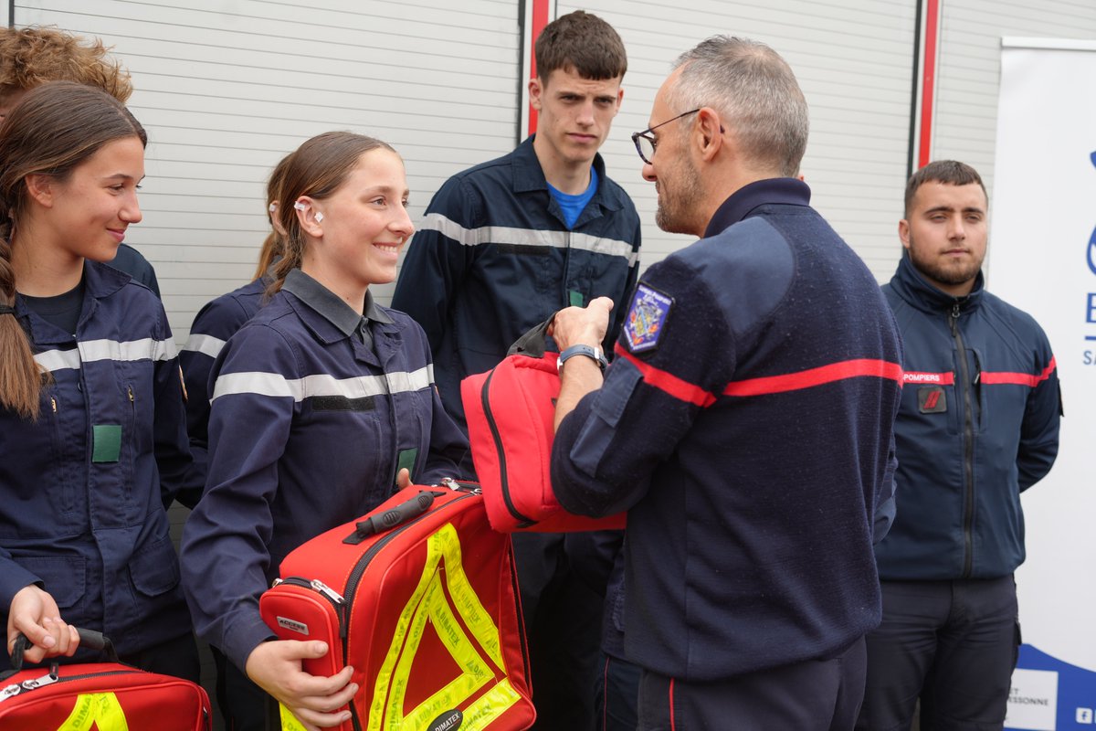 Le président a ensuite signé un accord avec l'<a href="/UDSP91/">UDSP 91</a>  : 26 moniteurs paramultimétriques et les accessoires associés sont ainsi donnés par le Sdis à l’UDSP. 
➡ Démarche vertueuse de réemploi du matériel, de soutien à l’engagement citoyen et de promotion du volontariat
3/3