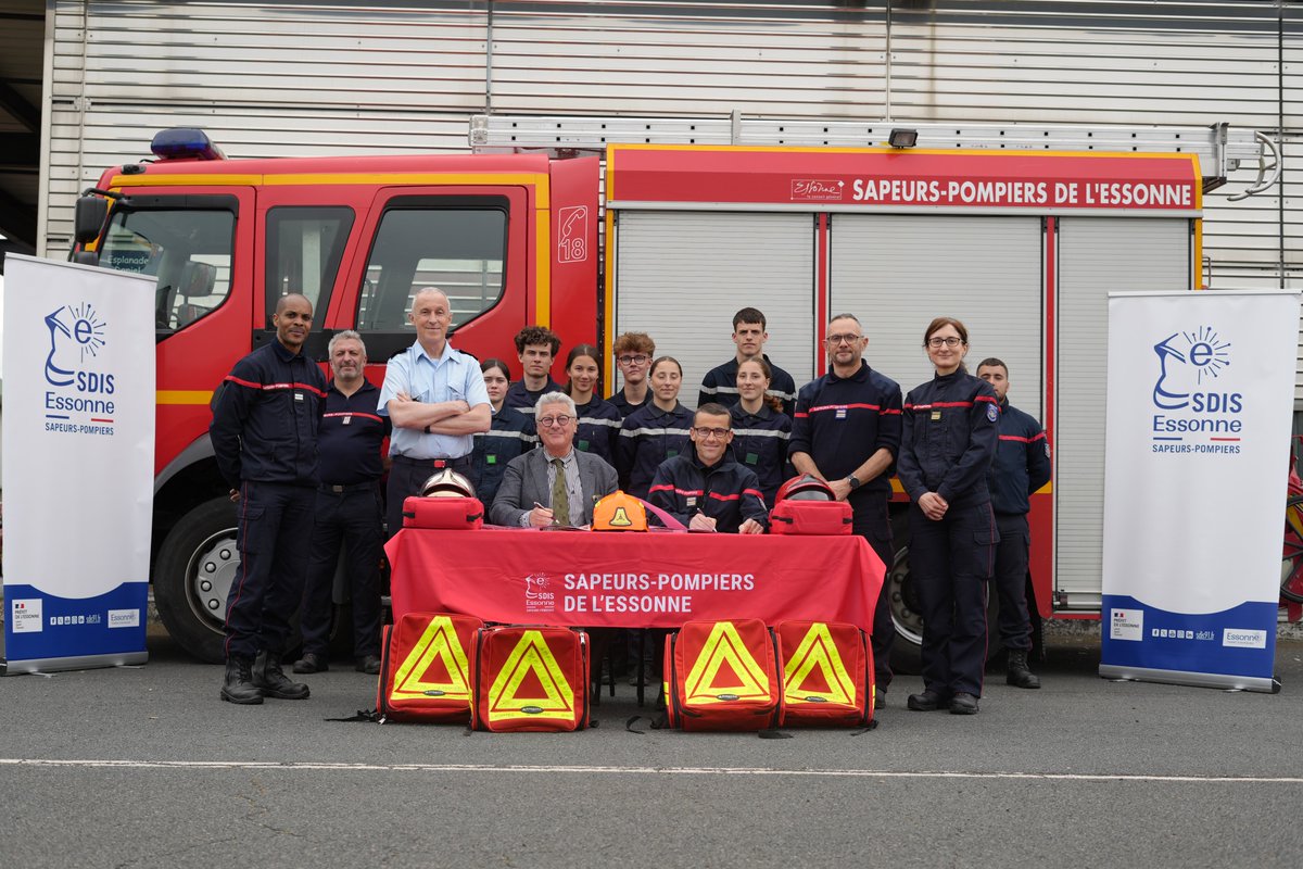 sdis91's tweet photo. Le président a ensuite signé un accord avec l'@UDSP91  : 26 moniteurs paramultimétriques et les accessoires associés sont ainsi donnés par le Sdis à l’UDSP. 
➡ Démarche vertueuse de réemploi du matériel, de soutien à l’engagement citoyen et de promotion du volontariat
3/3 https://t.co/y5x2wUSuez