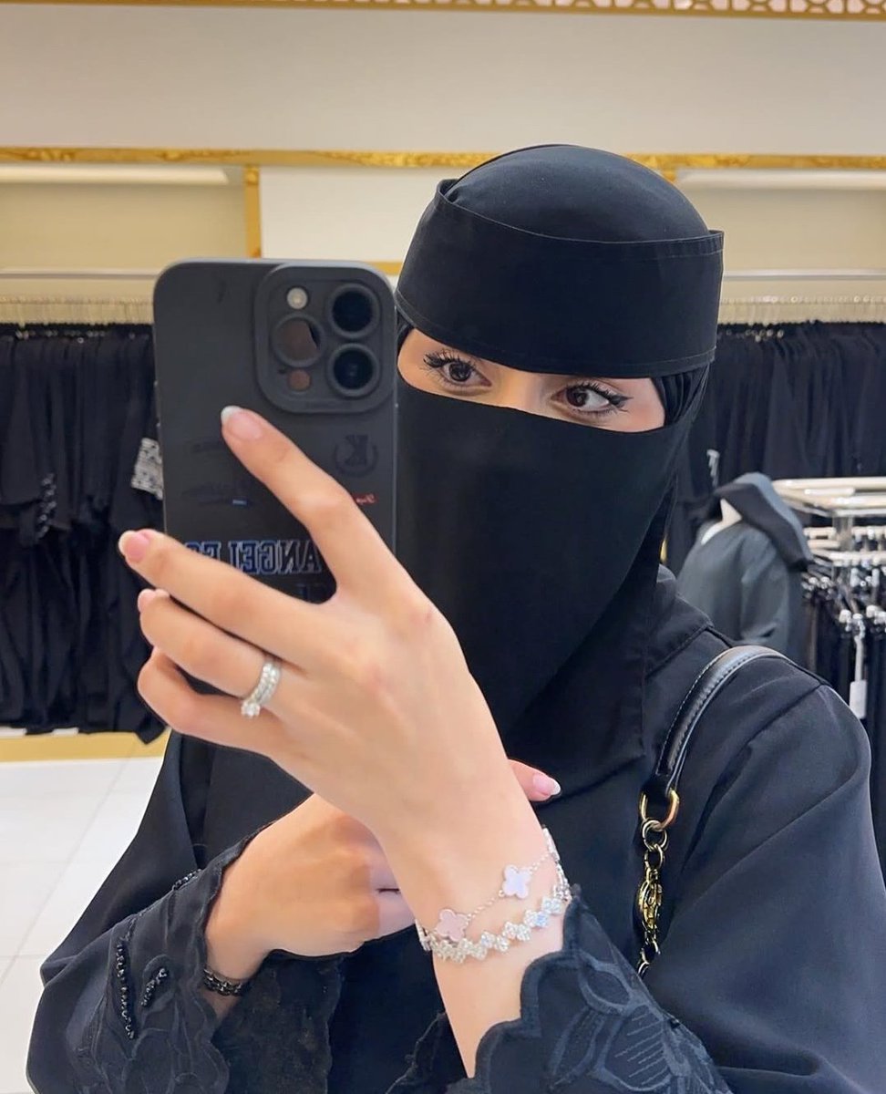سؤال :
لماذا يرفض الشباب الزواج من المرأة المطلقه ؟