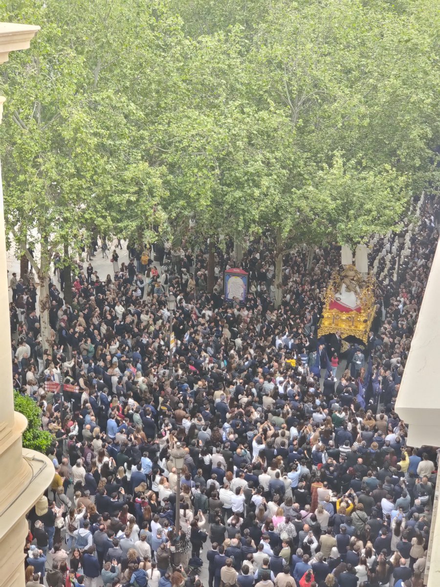 AdriGonzalez96's tweet photo. @7vueltas Sorprendente. Esta imagen la capturé diez minutos antes. Misma cofradía. Hay que saber moverse bien estos días... https://t.co/ZjjFRVVU3T