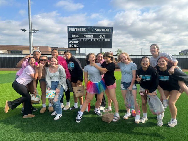 Kicking off some pre-holiday fun!
<a href="/pchsfriscosb/">@PCHSsoftball</a>