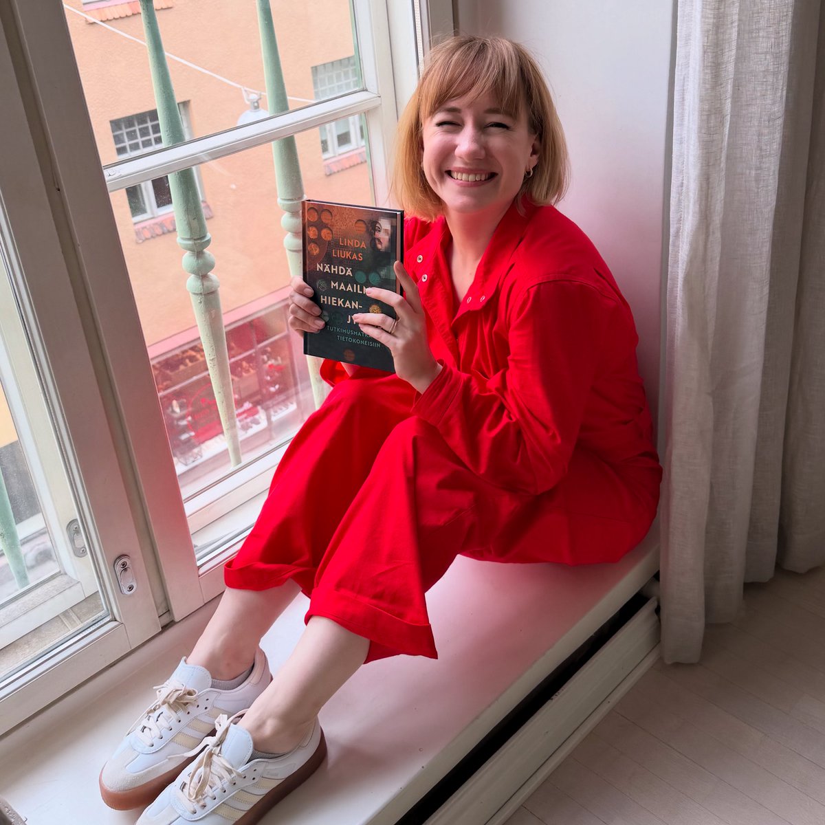 Tuplajuhlat: täytän tänään 39 vuotta ja Nähdä maailma hiekanjyvässä ilmestyi kauppoihin. Kirja on tarinallinen ja toiveikas kertomus tietokoneita ympäröivistä ihmisistä, ideoista ja ilmiöistä.

lindaliukas.com/maailmahiekanj…