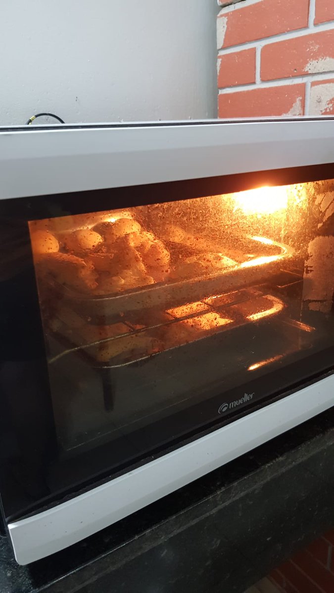 Chipa apo -- буквально "делаем чипу", это день перед Пасхой, когда собираются родственники и друзья и лепят разное забавное из теста для чипы. Мы лепим с соседями. Снеговик мой, тут такого видели только на фото))