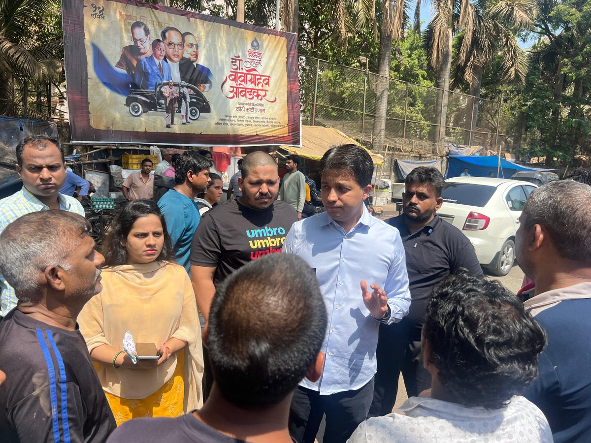 DevangVDave's tweet photo. While we work tirelessly to free Thakur Village from illegal hawkers, we’ve also begun the #SwacchaThakurVillage Drive with BMC.

This morning, we in association with @mybmcWardRS @mybmc started from the most affected Janupada Road, where years of accumulated waste are finally being cleared.

A cleaner, safer, and better Thakur Village is not a dream – it’s our collective mission. Let’s make it happen, together.

#SwacchaThakurVillage #CleanThakurVillage #ThakurVillageCleanup #CitizensForChange #BMC #CommunityFirst