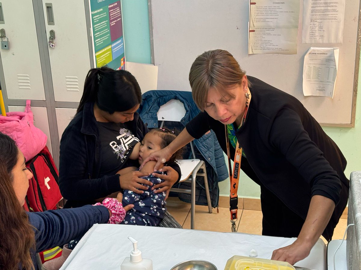 🩺💉 Niños y niñas del jardín infantil Piolín fueron vacunados contra la influenza gracias al CESFAM Juan Martínez. Se aplicó la técnica de "teta analgésica" para aliviar el dolor en algunos casos. ¡Gracias a las familias y equipo de salud! 💪❤️ #JUNJIAtacama #SaludInfantil