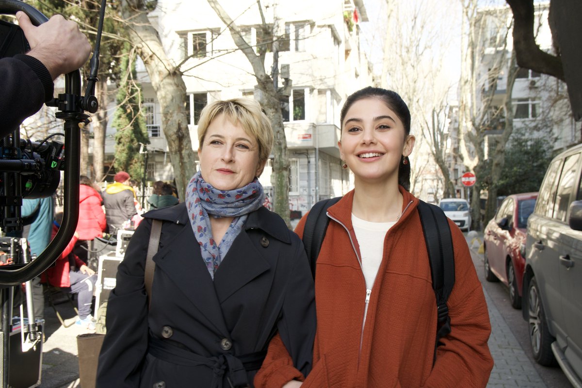 netflixturkiye's tweet photo. Nesrin, Zehra ve iki farklı İstanbul. Selman Nacar imzalı mini dizi İstanbul Ansiklopedisi şimdi sadece Netflix'te. https://t.co/yCuyAYDjam