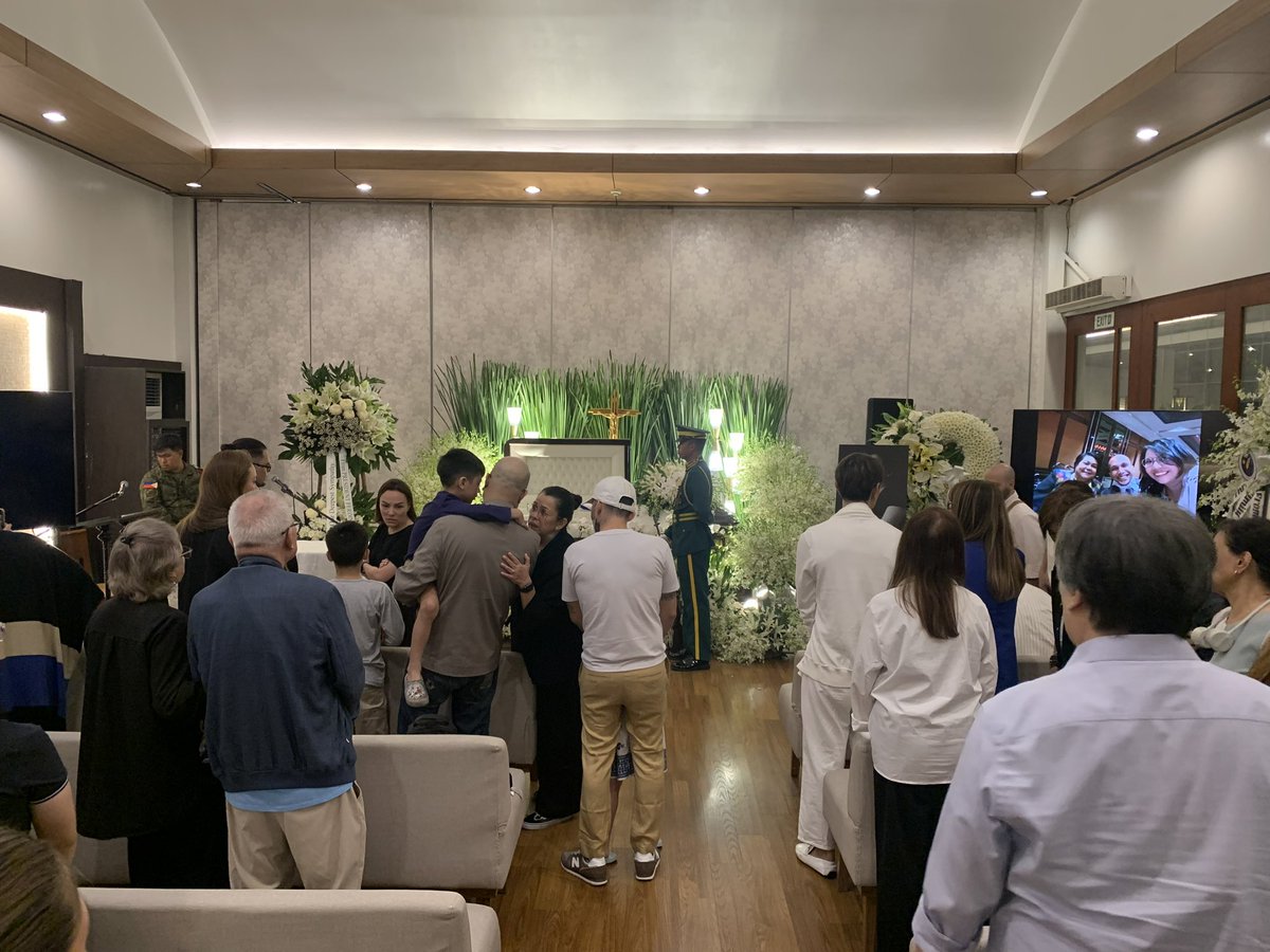 LyzaAquinoABS's tweet photo. A Philippine flag was placed on top of Nora Aunor’s casket as part of the honors accorded to her as a National Artist. The film icon was also given a military salute by a member of the Armed Forces of the Philippines.

📸: Nadia Montenegro 
@ABSCBNNews https://t.co/pYEaXu1Rlh