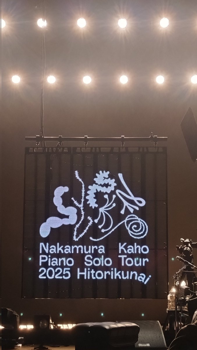 PT_mama's tweet photo. 中村佳穂ちゃんのソロツアーへ。ライブの度に新しい側面をみせてくれるけれど、ステージの上にはいつもちゃんとわたしたちの大好きな愛らしい佳穂ちゃんがいてくれる。物販で購入した本、大切に大切に読みます。 https://t.co/UDczGIjm0N