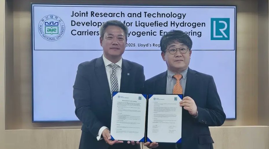 fuelcellsworks's tweet photo. .@lloydsregister and Pusan National University have formed an international partnership to advance liquefied #hydrogen carrier technology and cryogenic engineering.
#HydrogenEconomy #LiquidHydrogen #ZeroEmissionTransport #Decarbonis
https://t.co/6GkQMy2fzR https://t.co/Mp3FAFAqXB