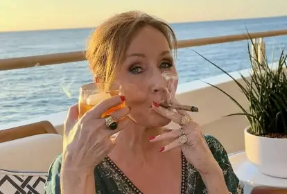 jornalnota's tweet photo. INFORME! 🚨O Jornal Nota informa que não vai mais dar NENHUMA NOTÍCIA sobre a escritora J. K. Rowling em nossos perfis. 

A decisão foi tomada após ela celebrar uma  decisão da Suprema Corte do Reino Unido que estabeleceu que ser mulher é definido pelo sexo biológico. 

Com essa atitude mais uma vez transfóbica, mas desrespeitosa em todos os níveis, decidimos retirá-la de nossa linha editorial. 

Até mais,
Equipe Jornal Nota