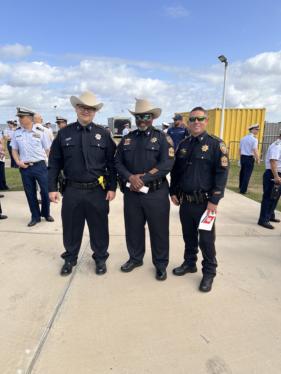 DavidBJasper's tweet image. 🌊Today, members of the Industry and Emergency Management Division proudly honor the dedicated service of retiring USCG Captain of the Port Sector Houston-Galveston, Captain Keith Donohue. We also extend a warm welcome to the new Captain of the Port, Captain Nicole Rodriguez!…