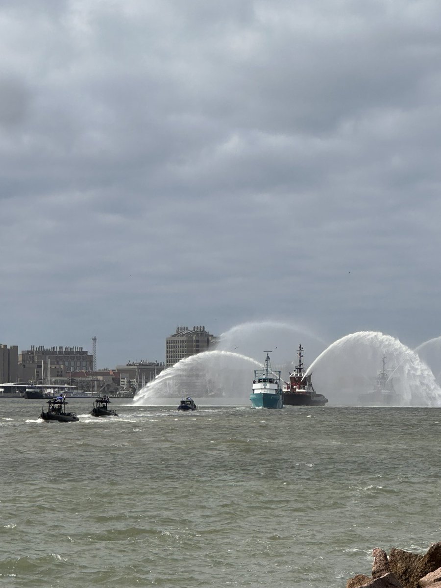 DavidBJasper's tweet image. 🌊Today, members of the Industry and Emergency Management Division proudly honor the dedicated service of retiring USCG Captain of the Port Sector Houston-Galveston, Captain Keith Donohue. We also extend a warm welcome to the new Captain of the Port, Captain Nicole Rodriguez!…