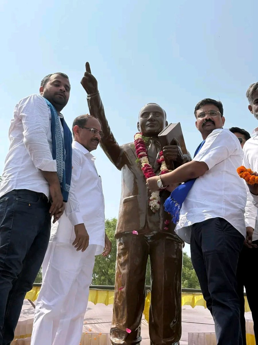 HimanshuValmi13's tweet photo. आज उत्तर प्रदेश के जिला अलीगढ में बाबा साहब डॉक्टर भीम राव अंबेडकर जी की मूर्ति का उद्घाटन करने पहुंचे भीम आर्मी के राष्ट्रीय अध्यक्ष माननीय विनय रतन साहब जी और सभा को संबोधन किया। https://t.co/mCjjJit7hd