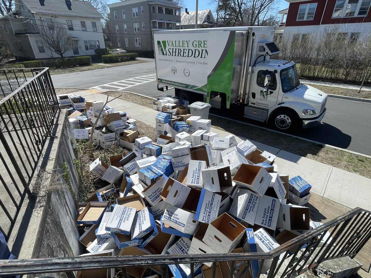 ValleyGrnShred's tweet photo. Free boxes for anyone needing to move or store files! Give us a call for the address. (413) 461-3333 https://t.co/BzQCiC9OGj