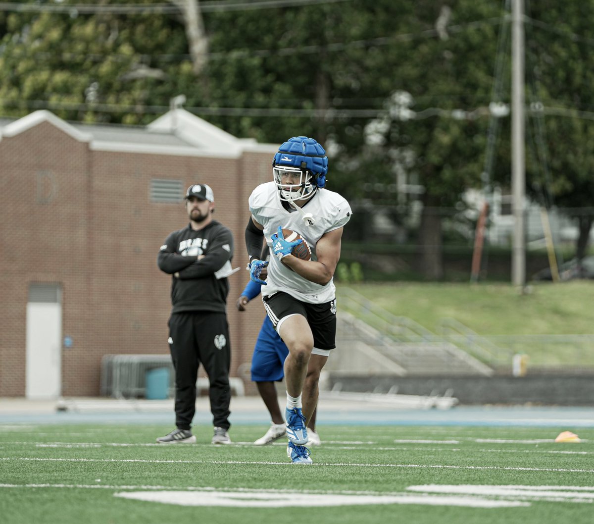 6’1.5 215 downhill back grad transfer

School RECORD vertical and broad jump

27 D1 starts

Leadership council member

DM’s open!!