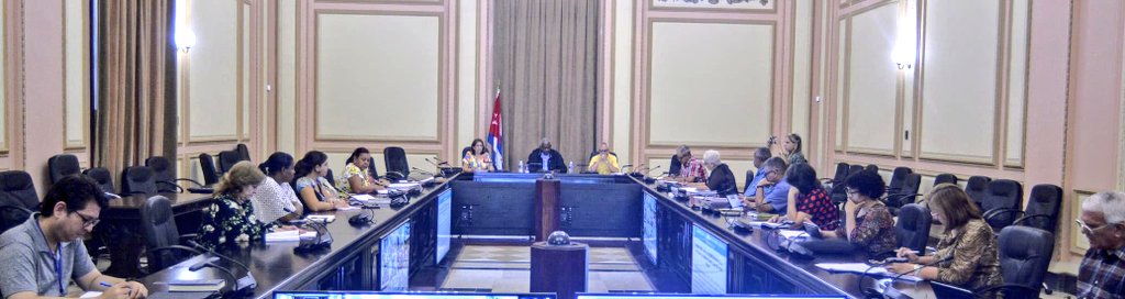 AsambleaCuba's tweet photo. AHORA | Encabeza Esteban Lazo encuentro de trabajo mensual con presidentes de las asambleas municipales del #PoderPopular, mediante videoconferencia;con participación de @anamarianpp, @HomeroAcostaA, gobernadores e intendentes

✅️Analizan importantes temas de la agenda nacional https://t.co/YYqoPWS1Fb