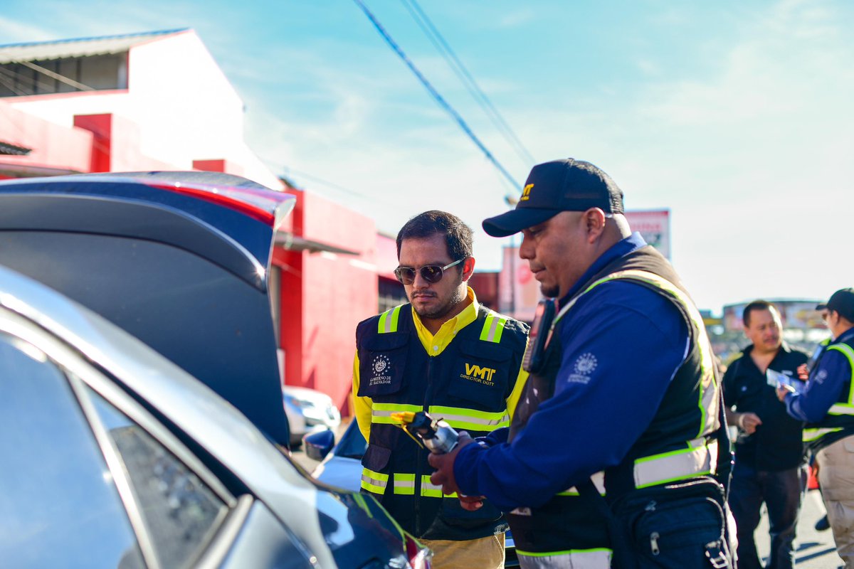 IsmaelFlores_SV's tweet photo. Hoy desarrollamos un control vehicular al transporte en general en el Boulevard de los Héroes.

Reiteramos nuestro compromiso con una movilidad segura y el bienestar de la ciudadanía.

¡Seguimos trabajando por un El Salvador más ordenado y responsable! https://t.co/pI7MMJGpFB