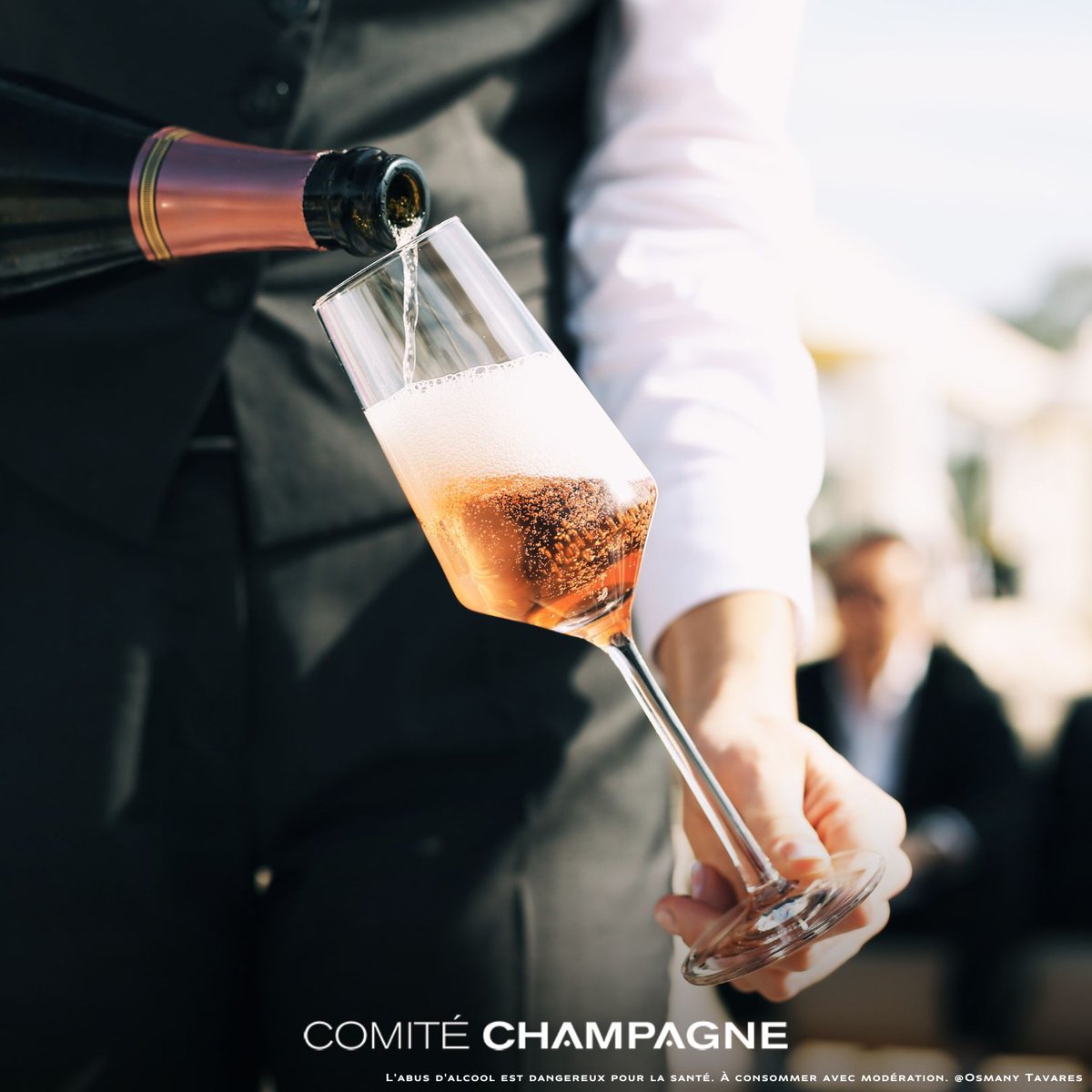 Petit conseil d'ami : lors du service du Champagne, servez-le en deux fois, cela permettra une meilleure expression des arômes ! 🥂
