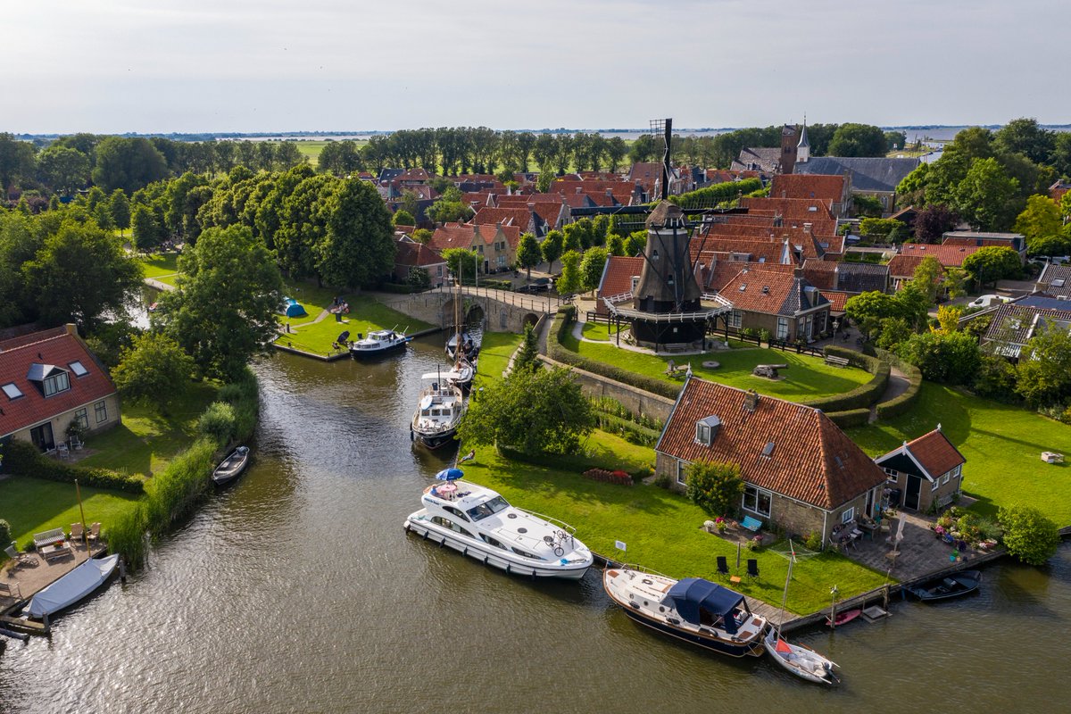 ⚓This #destinationfriday discover the picture-perfect moments in Hindeloopen, Netherlands — where historic windmills, charming canals, and your own private cruiser come together for the ultimate escape. Who’s ready to explore? 🛥️✨
#DiscoverEuropeByBoat