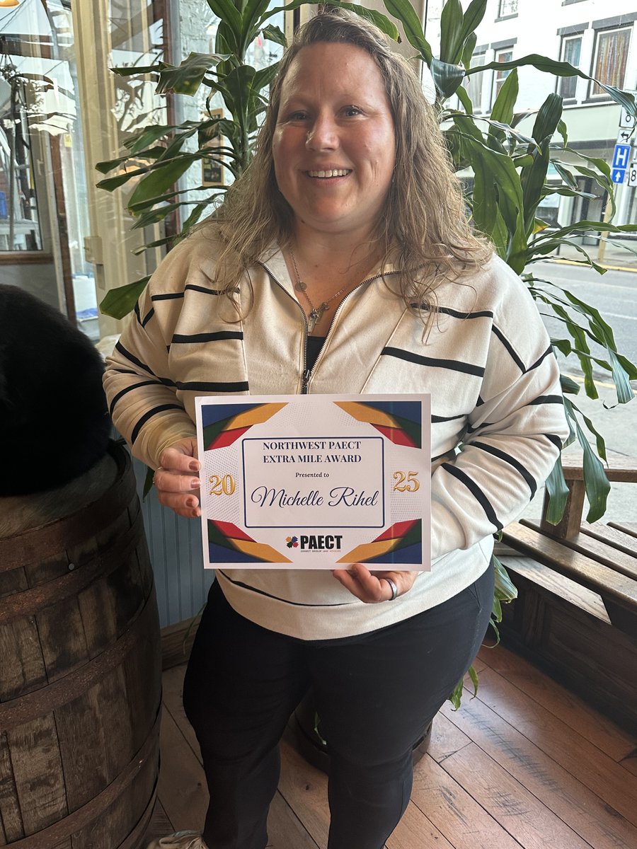 GCASDK12's tweet photo. Grove City Middle School teacher Michelle Rihel received the @PAECT ((Pennsylvania Association for Educational Communications and Technology)) Extra Mile Award on April 16! She’s known for innovative science lessons and leadership in the PBIS program. #PAECT #GroveCityProud https://t.co/IvSvkb7SWi