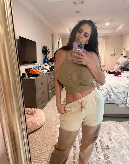 Good morning everyone, it's been a while I drop something cute here. Hope you ain't missing me so much?