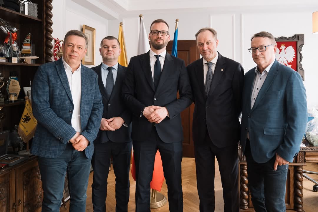 Spotkaliśmy się z doradcą Ministra Obrony Narodowej, Maciejem Samsonowiczem.

🗣Rozmawialiśmy o priorytetowych zadaniach Paktu dla Bezpieczeństwa Polski – Pomorze Środkowe, w zakresie obronności i bezpieczeństwa Państwa. W tym przede wszystkim o drogach w naszym regionie.
