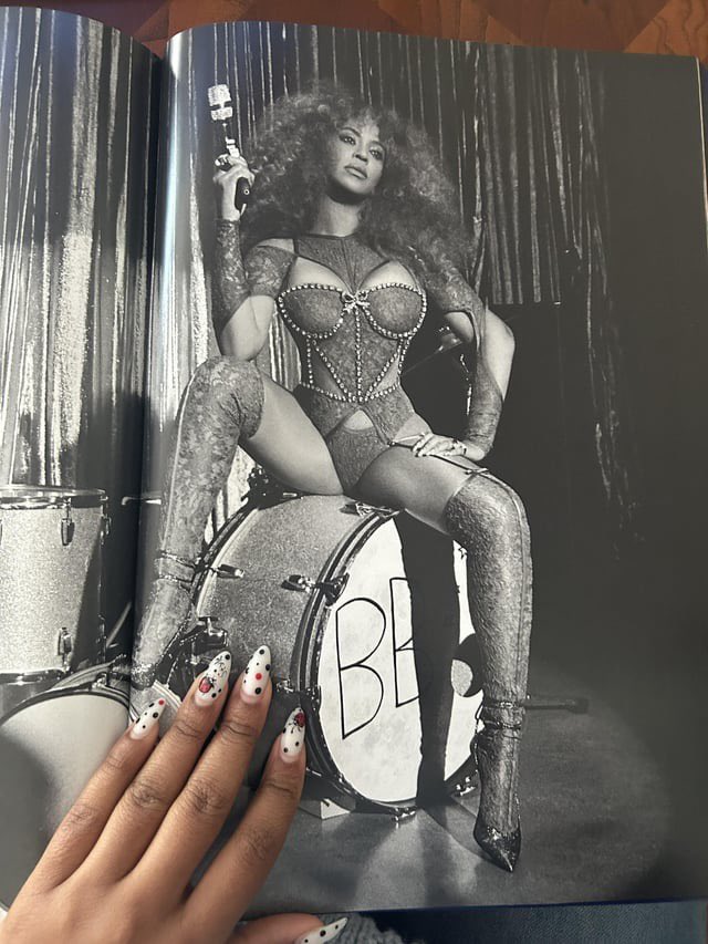 beyoncebrasil's tweet photo. 🚨 CARALHO, A BEYONCÉ https://t.co/oBB44yPAcA