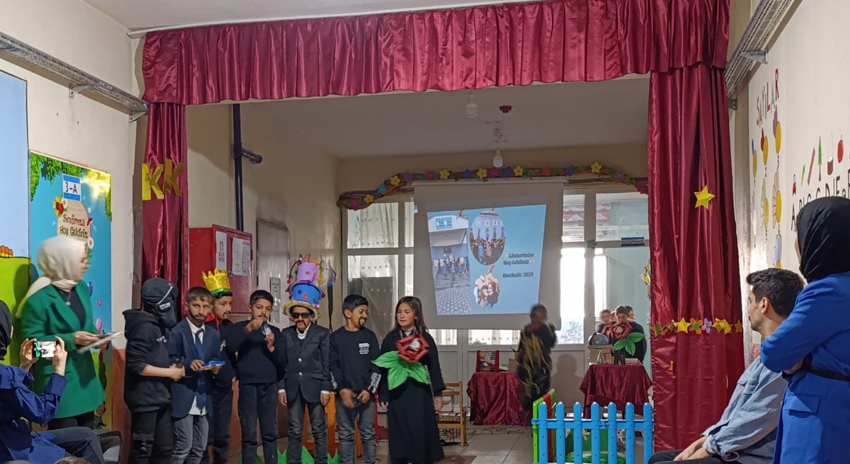 "Ölene kadar sorumlusun, gönül bağı kurduğun her şeyden"
Hacıhalit Ortaokulu 4.sınıf öğrencileri, öğretmenleri eşliğinde ve okul müdürlerinin katkılarıyla "Küçük Prens" drama oyununu sergiledi. 
Oyunun gösterimine İlçe Şube Müdürü ve çevre okul idarecileri de katılım sağladı.