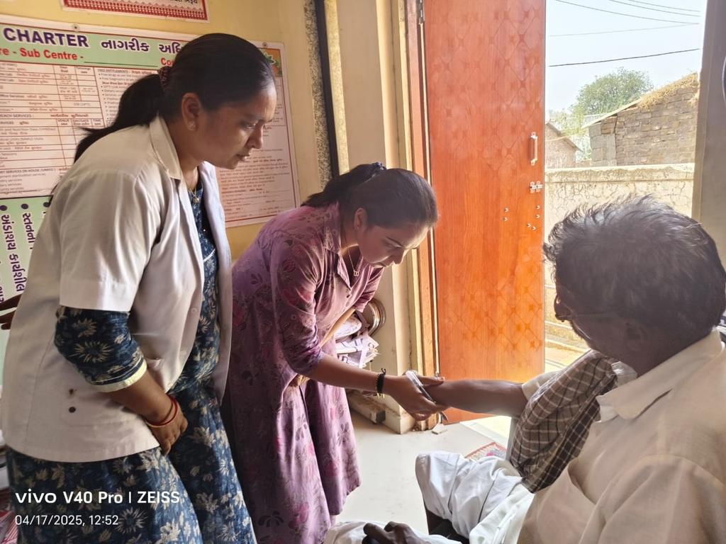 AAM_Valpor's tweet image. #AAM
#VALPOR #PHC #KHARETHA #NETRANG #BLOCK 
આજ રોજ valpore ગામમાં આરોગ્ય કર્મચારીઓ સાથે રહીને  m.o દ્વારા Cy tb ના ટેસ્ટ ડોઝ આપેલ વ્યક્તિ નું તપાસ કરવામાં આવેલ હતી. ,તેમના દ્વારા યોગ્ય આરોગ્ય માહિતી આપવામાં આવેલ હતી. 

@Bharuch_Health 
@ddobharuch