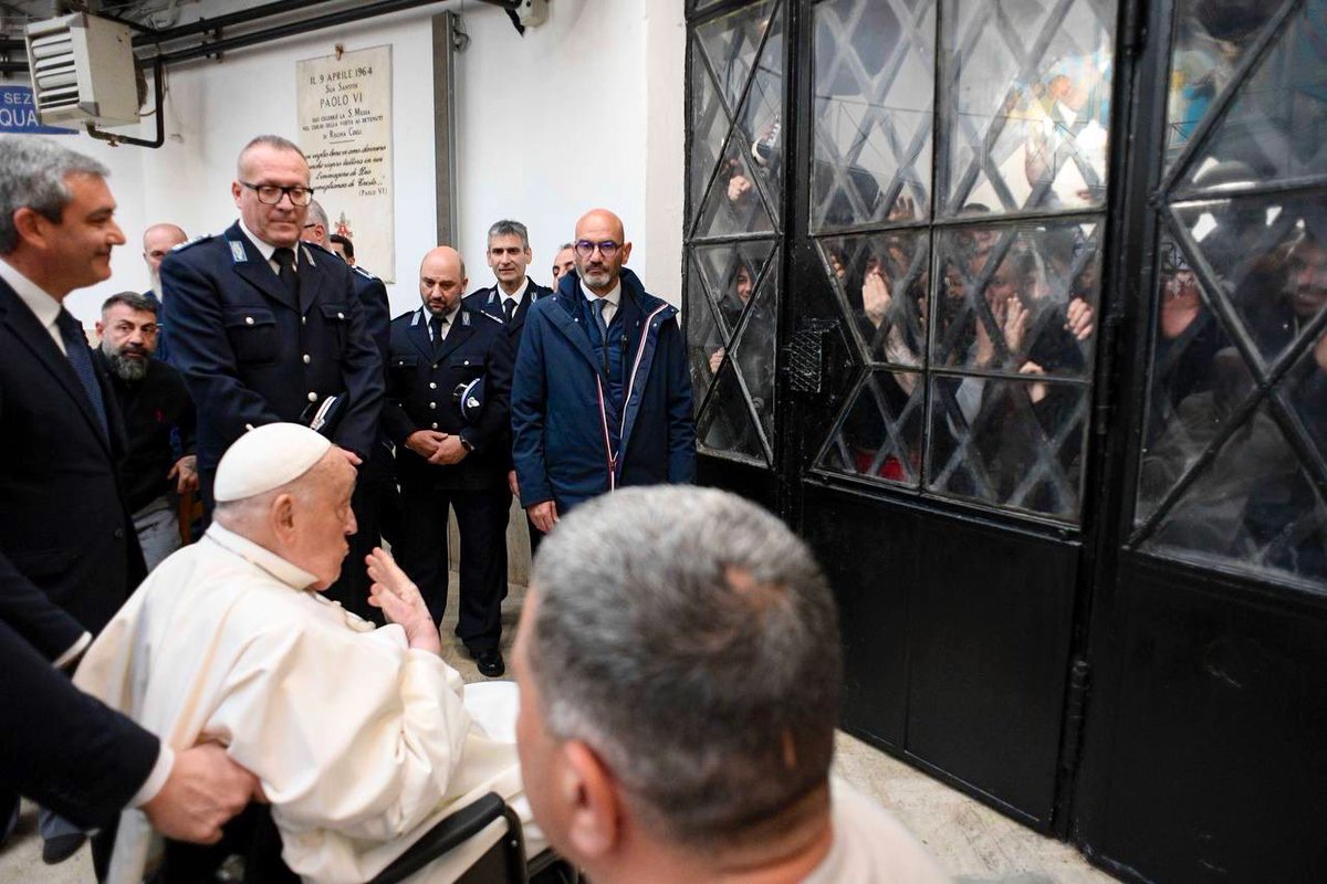 JamesMartinSJ's tweet image. Two ways: Pope Francis visits a prison in Rome and, after spending time with them, blows them kisses. He said, "I ask myself: Why them and not me?" Rep. Moore visits a jail in El Salvador and gave a thumbs up to their suffering. Which way would Jesus, who was imprisoned, prefer?