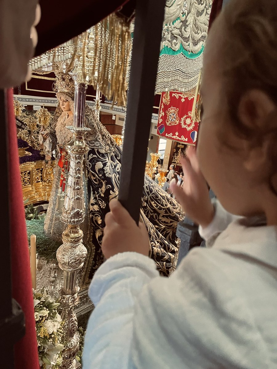 NoeliaCM95's tweet photo. Él saluda a su Virgen de la Esperanza con la ilusión y los ojos que solo un niño puede tener. 

Ojalá algún día llegues a entender lo que significa la Esperanza para nosotros, para Málaga. 

Mateo, al lío, que hoy sale la Esperanza. 

⚓️ https://t.co/uX5sguqpVS