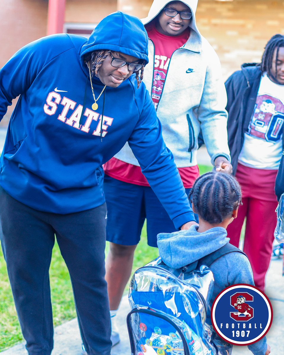 #GoDogs

Your SC STATE FOOTBALL BULLDOGS greeted young FELTON LABORATORY SCHOOL STUDENTS right before they started class today!

<a href="/SCStateAthletic/">SC State Athletics</a> <a href="/MEACSports/">Mid-Eastern Athletic Conference</a> <a href="/coachberry77/">Chennis Berry</a> <a href="/SCSTATE1896/">SC State University</a> 
#PayTheFEE
#DigDEEP
#FearTheBITE
#CWCW
#BBB
🔴🔵🐶🏈