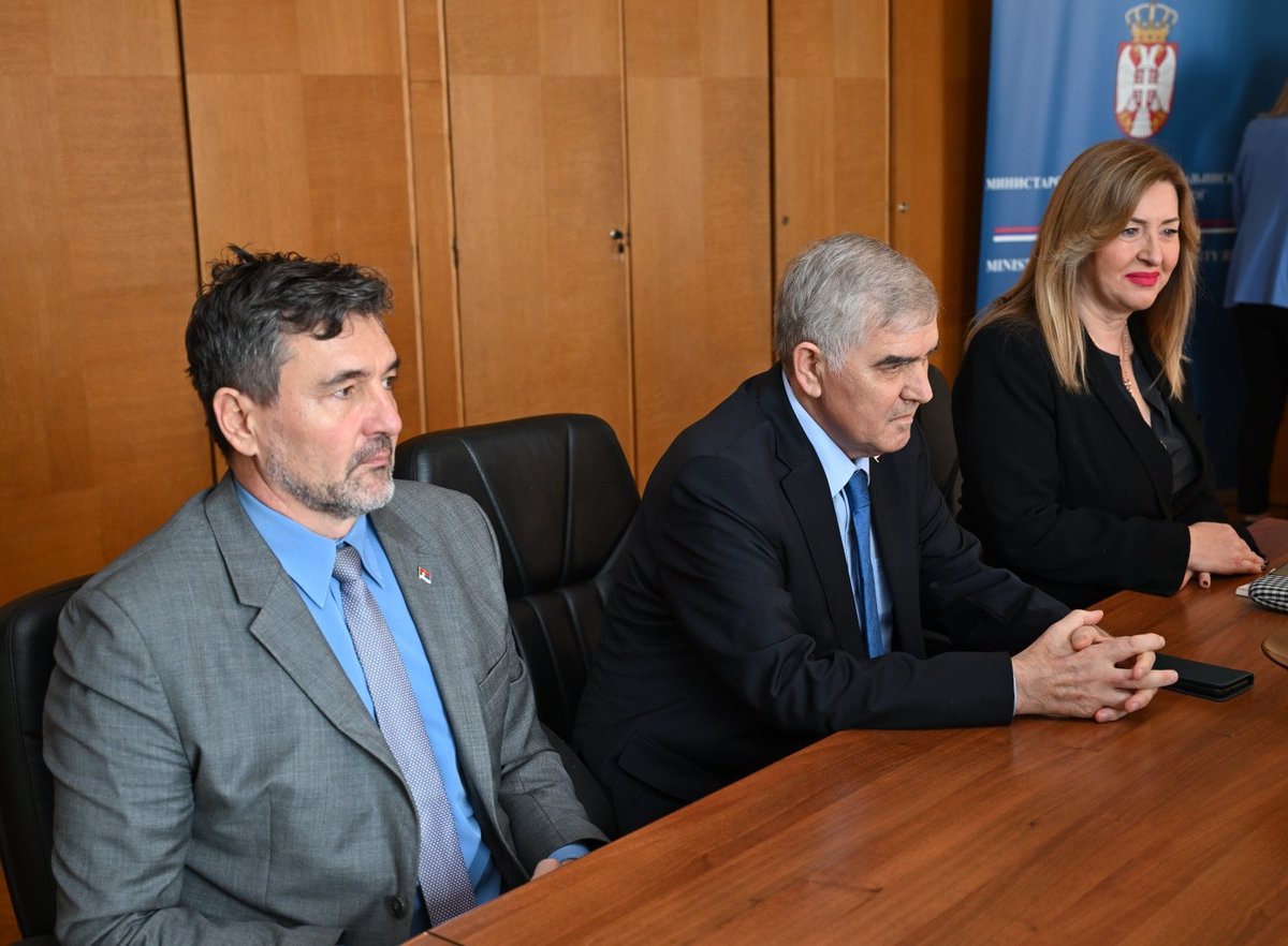 Mинистар за људска и мањинска права и друштвени дијалог у претходном сазиву Владе, Томислав Жигманов предао је данас дужност новоизабраном министру за људска и мањинска права и друштвени дијалог Деми Бериши.