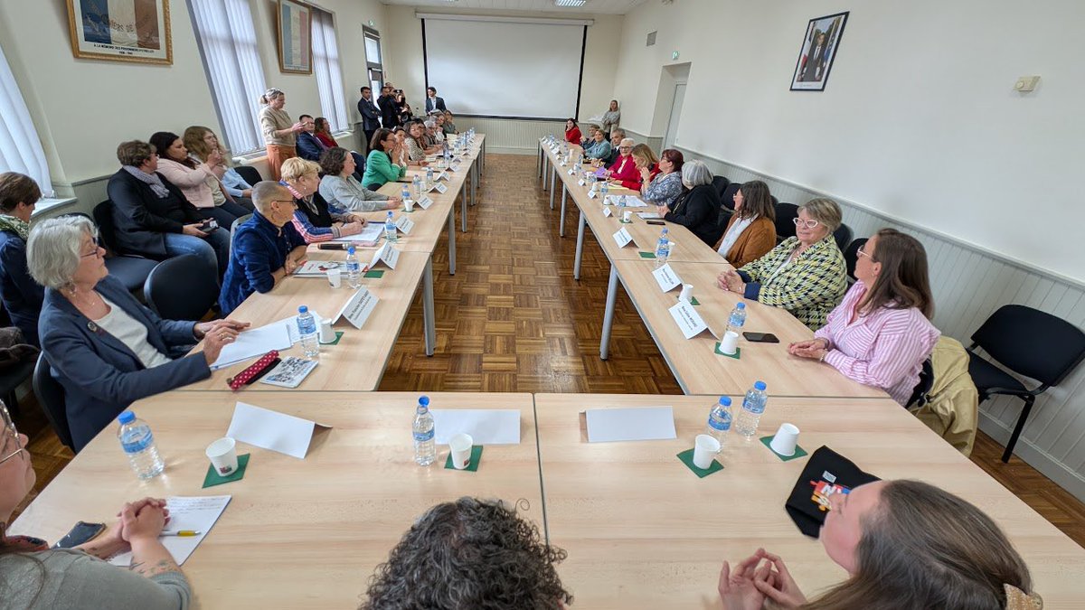 FrancoiseGatel's tweet photo. Belle rencontre à #Etrelles avec des femmes citoyennes engagées : agricultrices, chefs d entreprises, élues locales, responsables syndicales et associatives : autour de @YaelBRAUNPIVET et Christine le Nabour. https://t.co/BfoJtGfBVG