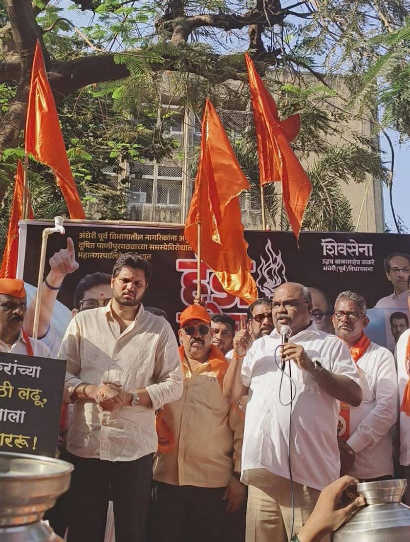 pramodsawaant's tweet image. माननीय शिवसेना पक्षप्रमुख श्री.उद्धव बाळासाहेब ठाकरे साहेब , @AUThackeray  साहेब यांच्या आदेशानुसार ॲड.श्री @advanilparab साहेब (विभाग प्रमुख/आमदार) यांच्या नेतृत्वाखाली के/पूर्व मनपा इमारत कार्यालय या येथे धडक मोर्चा. @SardesaiVarun 
#ShivsenaUBT #andheri #mumbai