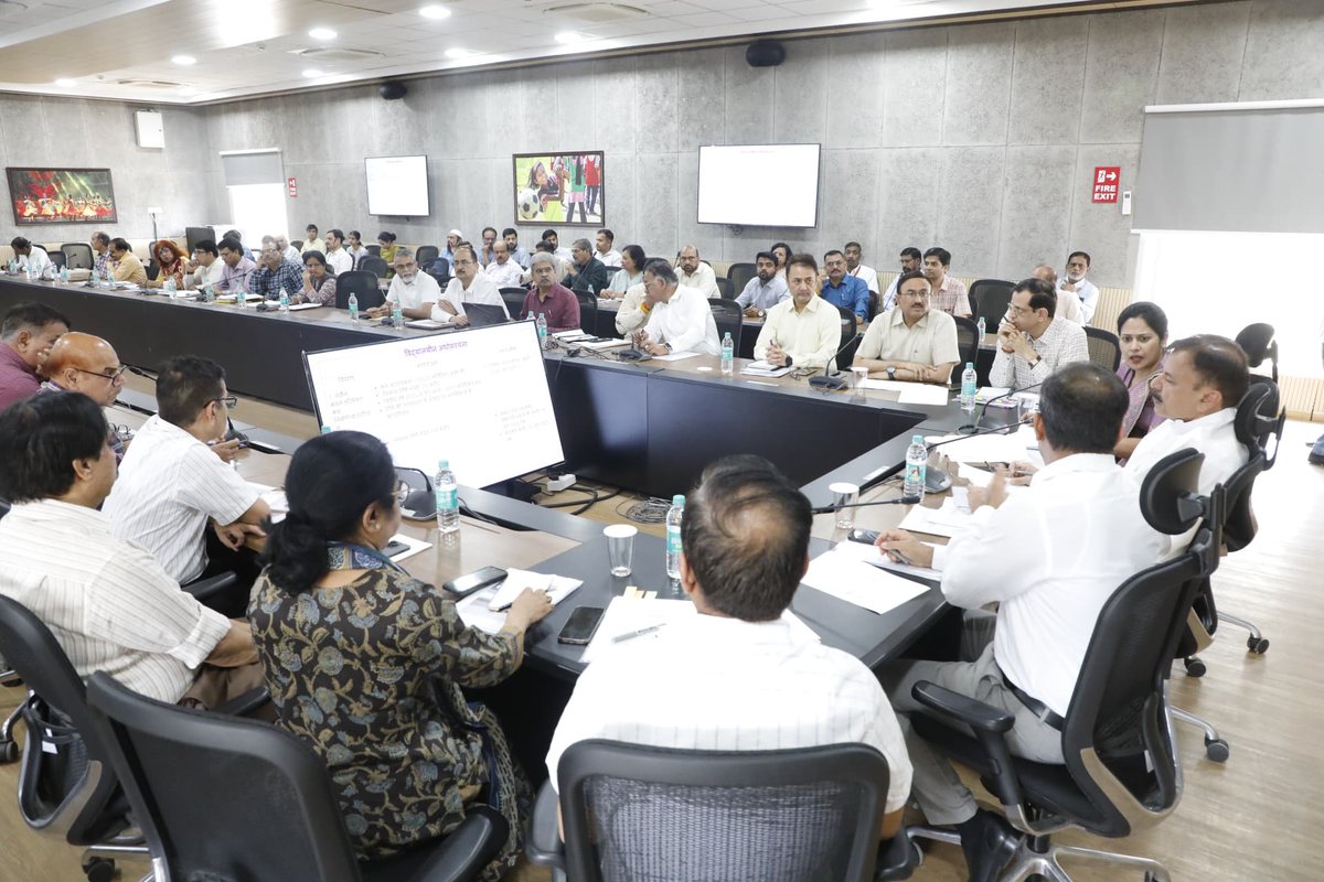 सभाकक्ष, लोक शिक्षण संचालनालय, भोपाल में वरिष्ठ विभागीय अधिकारियों के साथ शिक्षा विभाग से जुड़ी विभिन्न योजनाओं एवं गतिविधियों की प्रगति व विभागीय उत्कृष्ट उपलब्धियों के संबंध में समीक्षा बैठक ली।