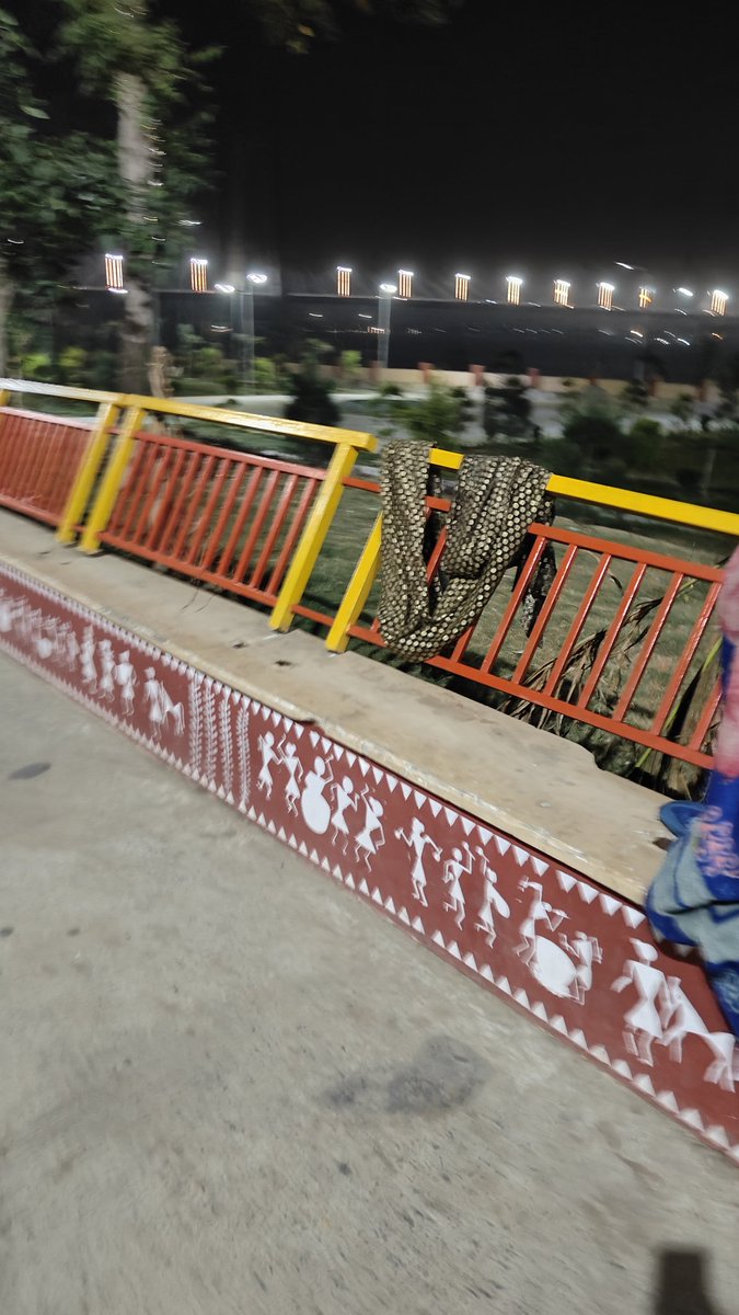 आदरणीय प्रशासन,
 कीडगंज स्थित न्यू पार्क (यमुना बैंक रोड) की रेलिंग जानबूझकर ढीली की गई है, जिससे जल्द चोरी की आशंका है। पहले भी अन्य सामग्री की चोरी का प्रकरण सामने आ चुका है। कृपया जनहित में शीघ्र कार्रवाई कर सुरक्षा सुनिश्चित करें। #Prayagraj #जनसंपत्ति