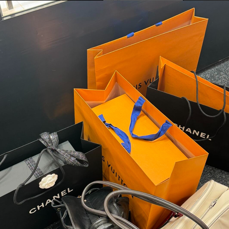Shopping is like a fish swimming in water, you enjoy it without getting tired.