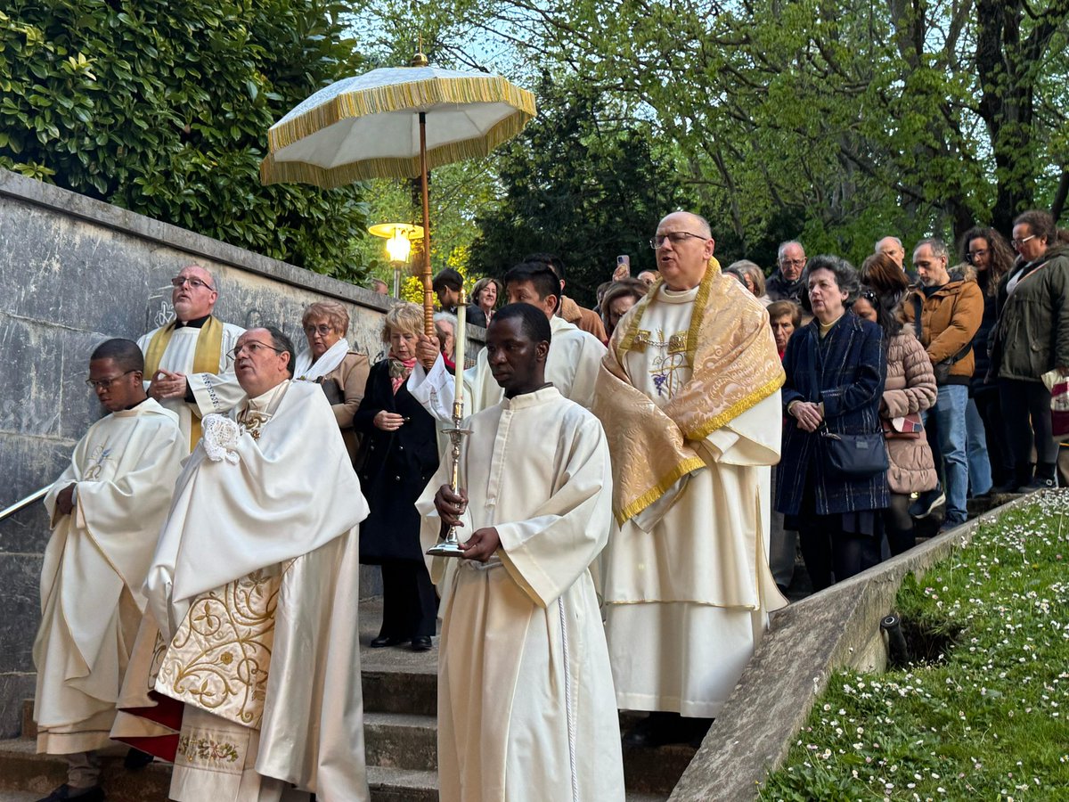 DiocesisVitoria's tweet photo. JUEVES SANTO ✝️  | Hoy todas las parroquias, tras la celebración de la Cena del Señor, acogerán el #Monumento, tiempo para adorar a Jesús en este día del amor fraterno y velar junto a Él. #JuevesSanto https://t.co/RBKrdYEb7C